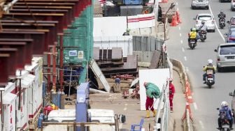 Pekerja menyelesaikan proyek pembangunan Light Rail Transit (LRT) di kawasan Cawang, Jakarta, Senin (26/3).