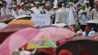 Ratusan Guru swasta yang tergabung dalam Persatuan Guru Seluruh Indonesia (PGSI) menggelar unjuk rasa di depan Kompleks Parlemen, Senayan, Jakarta, Selasa (27/3).