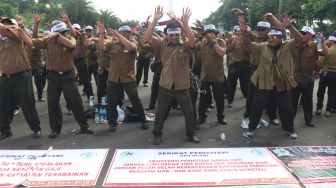 Serikat Pekerja, Pegawai dan Karyawan Perum Perhutani melakukan aksi unjuk rasa di kawasan Monas, Jakarta, Selasa (27/3).