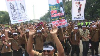 Serikat Pekerja, Pegawai dan Karyawan Perum Perhutani melakukan aksi unjuk rasa di kawasan Monas, Jakarta, Selasa (27/3).