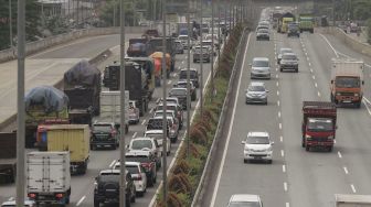 Sejumlah kendaraan melaju di ruas Jalan Tol Lingkar Luar di Jakarta, Selasa (27/3). 