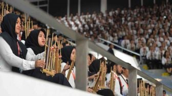 Calon pegawai negeri sipil (CPNS) memainkan angklung seusai mendengarkan kuliah umum Presiden Joko Widodo di Istora Senayan, Jakarta, Selasa (27/3).