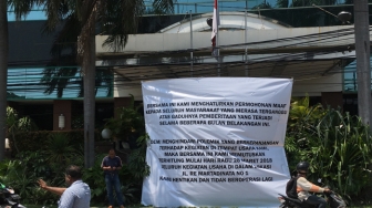 Izinnya Dicabut Anies, Begini Spanduk di Depan Hotel Alexis