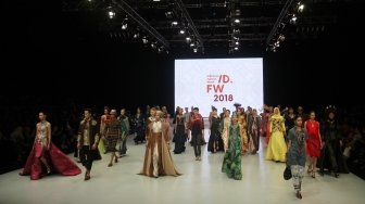 Acara pembukaan Indonesia Fashion Week (IFW) 2018 yang mengusung tema "Cultural Identity" di Jakarta Convention Center, Rabu (28/3/2018). [Suara.com/Oke Atmaja]