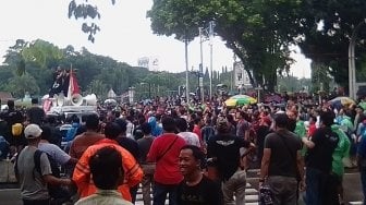 Diguyur Hujan, Sopir Taksi Online Tetap Aksi di Depan Istana