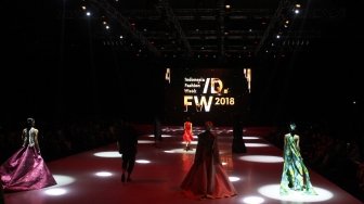 Acara pembukaan Indonesia Fashion Week (IFW) 2018 yang mengusung tema "Cultural Identity" di Jakarta Convention Center, Rabu (28/3/2018). [Suara.com/Oke Atmaja]