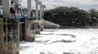 Air yang dipenuhi dengan busa di Kanal Banjir Timur (KBT), kawasan Marunda, Jakarta Utara, Rabu(28/3). 