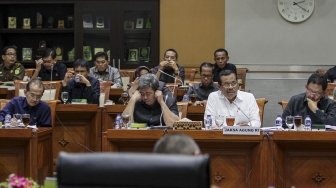 Jaksa Agung HM Prasetyo didampingi Wakil Jaksa Agung Arminsyah menyampaikan paparan kinerja dalam rapat kerja dengan Komisi III DPR di Kompleks Parlemen, Senayan, Jakarta, Rabu (28/3/2018). [Suara.com/Kurniawan Mas&#039;ud]