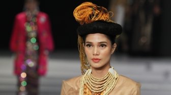 Acara pembukaan Indonesia Fashion Week (IFW) 2018 yang mengusung tema "Cultural Identity" di Jakarta Convention Center, Rabu (28/3/2018). [Suara.com/Oke Atmaja]