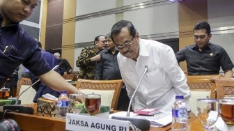 Jaksa Agung HM Prasetyo saat hadir dalam rapat kerja dengan Komisi III DPR di Kompleks Parlemen, Senayan, Jakarta, Rabu (28/3/2018). [Suara.com/Kurniawan Mas&#039;ud]