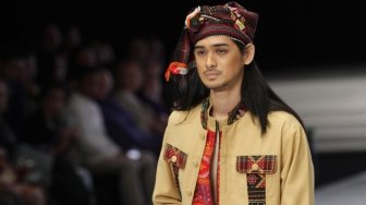 Acara pembukaan Indonesia Fashion Week (IFW) 2018 yang mengusung tema "Cultural Identity" di Jakarta Convention Center, Rabu (28/3/2018). [Suara.com/Oke Atmaja]