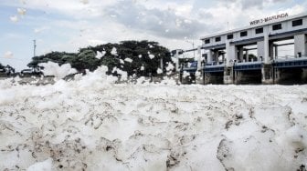 Air yang dipenuhi dengan busa di Kanal Banjir Timur (KBT), kawasan Marunda, Jakarta Utara, Rabu(28/3). 