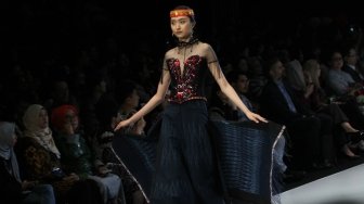 Acara pembukaan Indonesia Fashion Week (IFW) 2018 yang mengusung tema "Cultural Identity" di Jakarta Convention Center, Rabu (28/3/2018). [Suara.com/Oke Atmaja]