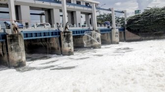 Air yang dipenuhi dengan busa di Kanal Banjir Timur (KBT), kawasan Marunda, Jakarta Utara, Rabu(28/3). 