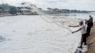 Air yang dipenuhi dengan busa di Kanal Banjir Timur (KBT), kawasan Marunda, Jakarta Utara, Rabu(28/3). 