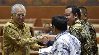 Menteri Perdagangan Enggartiasto Lukita (kiri) menyerahkan draft usulan kepada pimpinan Komisi VI DPR pada rapat kerja di Kompleks Parlemen Senayan, Jakarta, Kamis (29/3). 