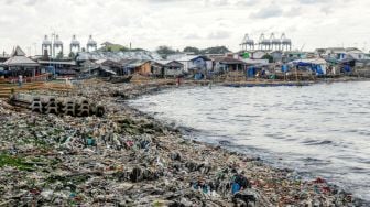 Tumpukan sampah di kawasan Berikat Nusantara, Marunda, Jakarta, Kamis (29/3).