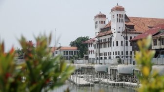 Suasana proyek revitalisasi Kali Besar yang telah rampung di kawasan Kota Tua, Jakarta, Jumat (30/3). 