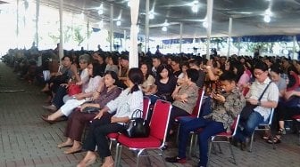 Umat Kristiani Jalani Ibadah Jumat Agung di Gereja Katedral