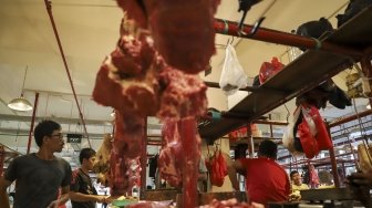 Penjualan daging di Pasar Senen, Jakarta, Jumat (30/3). 