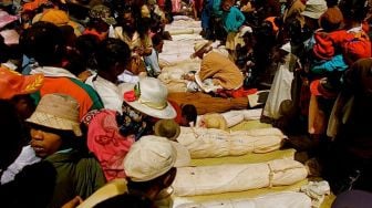 Ritual Tabu di Madagaskar, Menggali Kubur dan Menari dengan Mayat