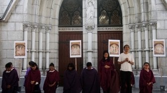 Umat Katolik memerankan visualisasi Jalan Salib di Gereja Katedral, Jakarta, Jumat (30/3). 