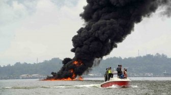 Pipa Minyak Bawah Air Terbakar di Teluk Balikpapan