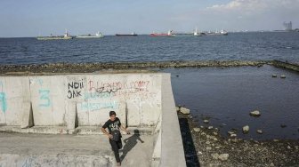 Sebuah bangunan masjid yang sudah tidak difungsikan terendam air laut di kawasan Muara Baru, Penjaringan, Jakarta, Sabtu (31/3). 