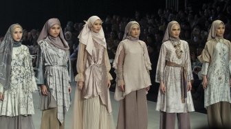 Model mengenakan busana rancangan dari delapan desainer dibawah label kosmetik Wardah pada Indonesia Fashion Week 2018 di Jakarta Convention Center, Jakarta, Sabtu (31/3) malam [Suara.com/Kurniawan Mas'ud]