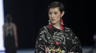 Model mengenakan busana rancangan dari delapan desainer dibawah label kosmetik Wardah pada Indonesia Fashion Week 2018 di Jakarta Convention Center, Jakarta, Sabtu (31/3) malam [Suara.com/Kurniawan Mas'ud]