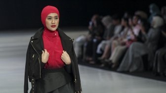 Model mengenakan busana rancangan dari delapan desainer dibawah label kosmetik Wardah pada Indonesia Fashion Week 2018 di Jakarta Convention Center, Jakarta, Sabtu (31/3) malam [Suara.com/Kurniawan Mas'ud]