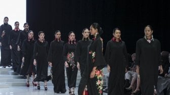 Model mengenakan busana rancangan dari delapan desainer dibawah label kosmetik Wardah pada Indonesia Fashion Week 2018 di Jakarta Convention Center, Jakarta, Sabtu (31/3) malam [Suara.com/Kurniawan Mas'ud]