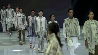 Model mengenakan busana rancangan dari delapan desainer pada Indonesia Fashion Week 2018 di Jakarta Convention Center, Jakarta, Sabtu (31/3/2018) dengan tema Kulturtama [Suara.com/Kurniawan Mas'ud]