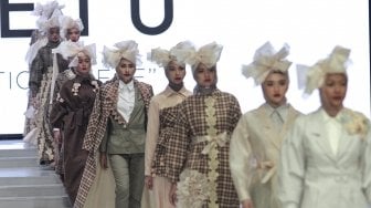 Model mengenakan busana rancangan dari delapan desainer dibawah label kosmetik Wardah pada Indonesia Fashion Week 2018 di Jakarta Convention Center, Jakarta, Sabtu (31/3) malam [Suara.com/Kurniawan Mas'ud]