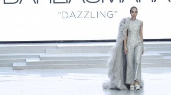 Model mengenakan busana rancangan dari delapan desainer dibawah label kosmetik Wardah pada Indonesia Fashion Week 2018 di Jakarta Convention Center, Jakarta, Sabtu (31/3) malam [Suara.com/Kurniawan Mas'ud]