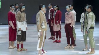 Model mengenakan busana rancangan dari delapan desainer pada Indonesia Fashion Week 2018 di Jakarta Convention Center, Jakarta, Sabtu (31/3/2018) dengan tema Kulturtama [Suara.com/Kurniawan Mas'ud]