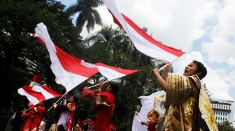 Sejumlah umat kristiani melakukan Kirab Paskah Nasional di kawasan Monumen Nasional Jakarta, Minggu (1/4/2018).