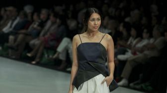 Model mengenakan busana rancangan dari delapan desainer pada Indonesia Fashion Week 2018 di Jakarta Convention Center, Jakarta, Sabtu (31/3/2018) dengan tema Kulturtama [Suara.com/Kurniawan Mas'ud]