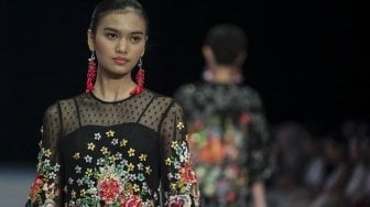 Model mengenakan busana rancangan dari delapan desainer dibawah label kosmetik Wardah pada Indonesia Fashion Week 2018 di Jakarta Convention Center, Jakarta, Sabtu (31/3) malam [Suara.com/Kurniawan Mas'ud]