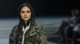 Model mengenakan busana rancangan dari delapan desainer dibawah label kosmetik Wardah pada Indonesia Fashion Week 2018 di Jakarta Convention Center, Jakarta, Sabtu (31/3) malam [Suara.com/Kurniawan Mas'ud]