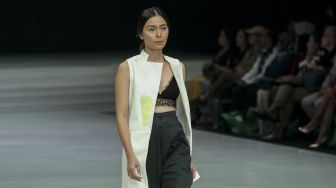 Model mengenakan busana rancangan dari delapan desainer pada Indonesia Fashion Week 2018 di Jakarta Convention Center, Jakarta, Sabtu (31/3/2018) dengan tema Kulturtama [Suara.com/Kurniawan Mas'ud]