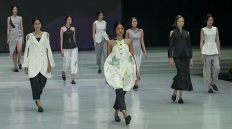 Model mengenakan busana rancangan dari delapan desainer pada Indonesia Fashion Week 2018 di Jakarta Convention Center, Jakarta, Sabtu (31/3/2018) dengan tema Kulturtama [Suara.com/Kurniawan Mas'ud]