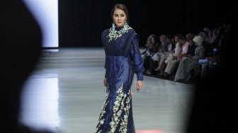 Model mengenakan busana rancangan dari delapan desainer dibawah label kosmetik Wardah pada Indonesia Fashion Week 2018 di Jakarta Convention Center, Jakarta, Sabtu (31/3) malam [Suara.com/Kurniawan Mas'ud]