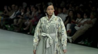 Model mengenakan busana rancangan dari delapan desainer pada Indonesia Fashion Week 2018 di Jakarta Convention Center, Jakarta, Sabtu (31/3/2018) dengan tema Kulturtama [Suara.com/Kurniawan Mas'ud]