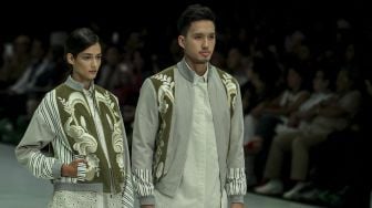 Model mengenakan busana rancangan dari delapan desainer pada Indonesia Fashion Week 2018 di Jakarta Convention Center, Jakarta, Sabtu (31/3/2018) dengan tema Kulturtama [Suara.com/Kurniawan Mas'ud]