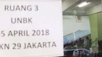 Pelaksanaan Ujian Nasional Berbasis Komputer di SMKN  29, Jakarta, Senin (2/4). 