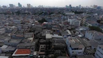 Sisa kebakaran permukiman di kawasan Jembatan Besi, Jakarta, Senin (2/4). 