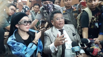 Jalani Sidang, Syahrini Pamer Arloji Rp51 M!