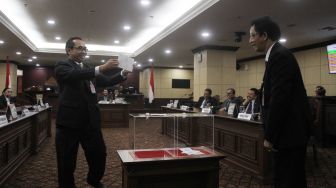 Pemilihan Ketua MK periode 2018-2020 di gedung Mahkamah Konstitusi, Jakarta, Senin (2/4). 