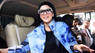 Selebritas Syahrini (kiri) didampingi kuasa hukumnya Hotman Paris (kanan) bersiap memberikan kesaksian pada sidang kasus dugaan penipuan dan penggelapan biro perjalanan umrah First Travel di Pengadilan Negeri Kota Depok, Jawa Barat, Senin (2/4). 